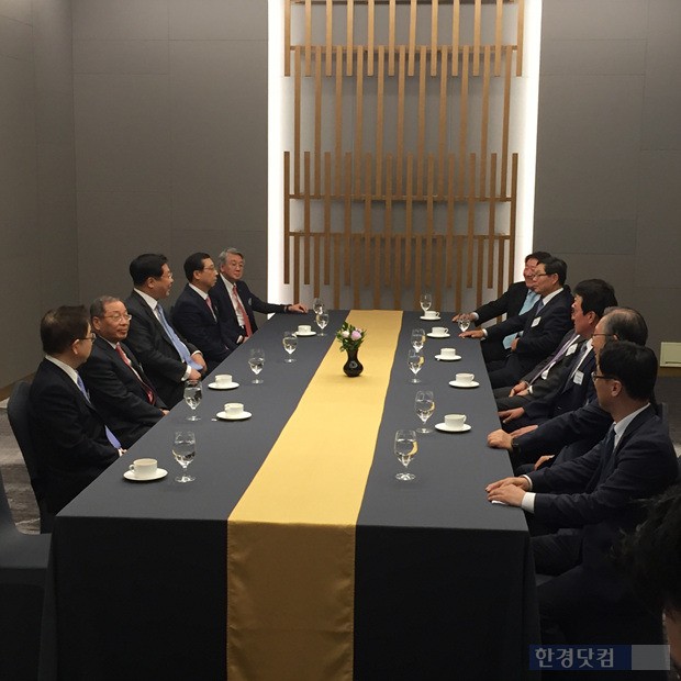 주형환 산업통상자원부 장관, 김용근 한국자동차산업협회 회장, 신달식 한국자동차산업협동조합 이사장, 최종식 쌍용자동차 사장, 박동훈 르노삼성자동차 사장 등이 공식 행사에 앞서 간단한 미팅을 갖고 있다. (사진=한경닷컴)
 