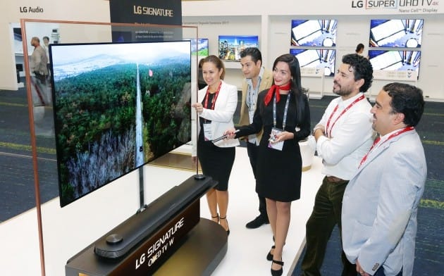 LG전자가 현지시간 21일 도미니카공화국에서 개최한 'LG 이노페스트'에서 중남미 거래선 관계자들이 혁신적인 월페이퍼 디자인의 'LG 시그니처 올레드 TV W'를 둘러보고 있다.