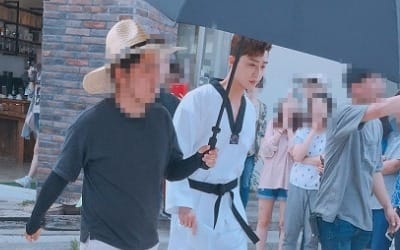 부산에 고동만이 떴다…박서준, 김지원에 첫 키스하러 가는 길