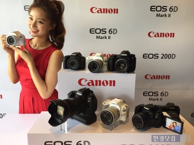 'EOS 200D'를 들고 포즈를 취하고 있는 모델 . 사진=김소현 기자