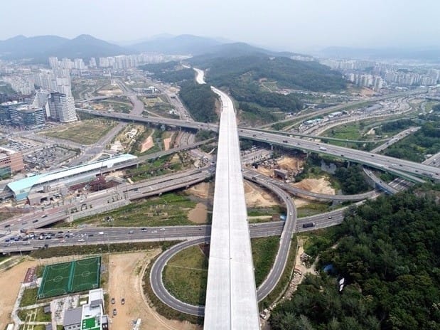 구리-포천 고속도로는 구리시 토평동에서 포천시 신북면까지 본선 44.6km와 포천시 소홀읍에서 양주시 회암동 지선구간 6km 등 총연장 50.6km의 왕복 4∼6차선이다.