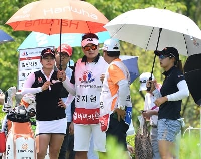 [비씨카드·한경레이디스컵 2017] 김지현-박지영, '잠시 쉬는시간~'