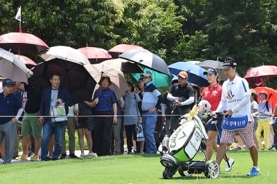 [비씨카드·한경레이디스컵 2017] 오지현, '선두의 여유있는 미소~'