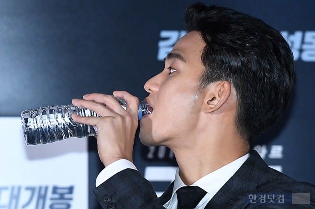 [포토] 김수현, '목이 타네~'