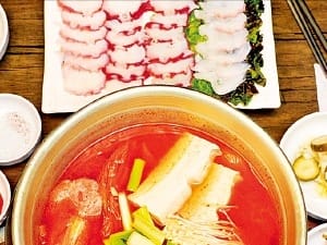  칼칼한 김치찌개 유명…육질 좋은 소고기 모둠구이도 일품