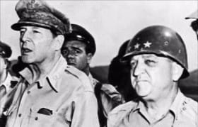 1950년 7월26일 대구 비행장에서 일본 도쿄로 출발하기 직전 기자회견을 하는 맥아더 장군(왼쪽)과 워커 장군. 
 한경DB 