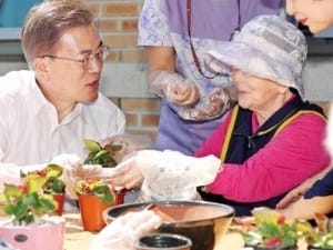 "대기표 919번…치매 부모 공립요양원에 모시려면 20년 걸려"