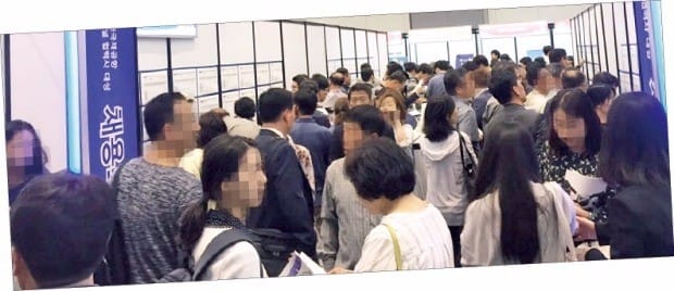 인천 중구 항동에서 지난 1일 열린 ‘인천공항 제2여객터미널 협력사 채용의 날’ 행사에 구직자 5000여 명이 몰렸다. 인천시 중구 제공 