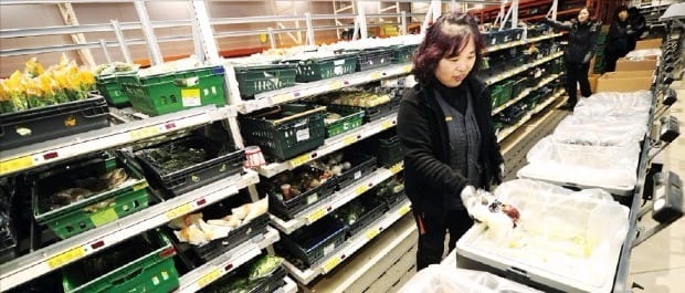 경기 김포 이마트 온라인 물류센터 신선식품 코너에서 직원이 주문바구니에 양파를 담고 있다. 이마트  제공 