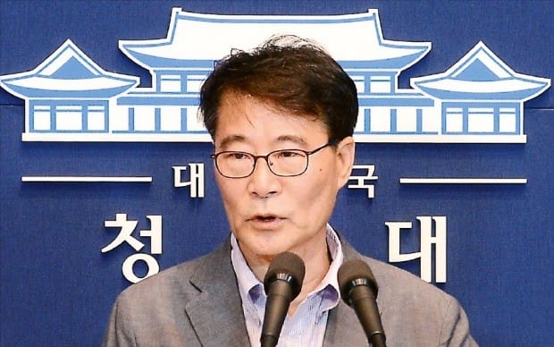 장하성 정책실장이 4일 청와대 춘추관에서 일자리 추가경정예산, 소득 분배, 양극화 해소와 관련한 대책을 발표하고 있다. 강은구 기자 egkang@hankyung.com