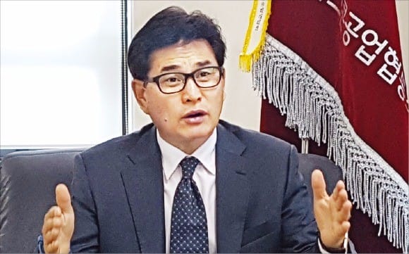 이민형 한국아스콘공업협동조합연합회장은 서울 서초동 아스콘공업협동조합연합회 사무실에서 “친환경·재사용 아스콘 제품 연구개발에 주력하고 있다”고 말했다.  이민하 기자