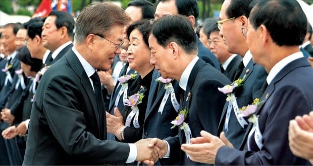 < 한민구 국방과 악수하는 文대통령 > 문재인 대통령이 6일 국립서울현충원에서 열린 제62회 현충일 추념식에서 한민구 국방장관과 악수하며 인사하고 있다. 청와대는 최근 사드 배치 관련 보고 누락 사건과 관련해 국방부 등을 조사했다. 강은구 기자  egkang@hankyung.com