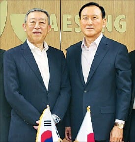 정홍언 대상 사장(오른쪽)과 가사이 다카히데 JXTG NOE 회장. 대상그룹 제공 