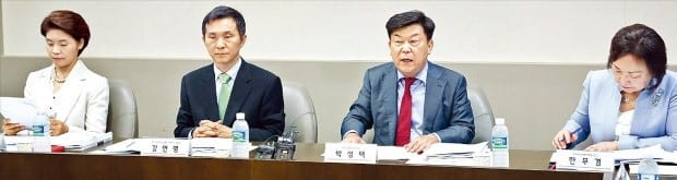 < 중기중앙회 찾아간 국정위 > 김연명 국정기획자문위원회 사회분과위원장(왼쪽 두 번째)이  8일 서울 여의도 중소기업중앙회에서 열린 ‘국정기획자문위원회 중소기업인 간담회’에서 박성택 중기중앙회장(세 번째)의 발언을 듣고 있다. 왼쪽부터 한정애 국정기획위 사회분과위원, 김 위원장, 박 회장, 한무경 한국여성경제인협회장. 중기중앙회 제공 