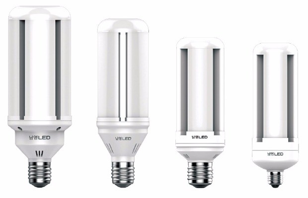 전구 사이에 구멍을 뚫어 발열 문제를 해결한 남영 LED 뉴 옴니벌브. 오른쪽부터 58W, 47W, 36W(E39), 36W(E26).   남영전구 제공
 