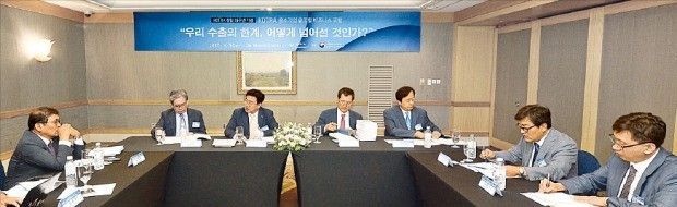 KOTRA는 창립 55주년을 맞아 14일 ‘4차 산업혁명 시대 수출의 한계를 어떻게 넘어설 것인가’를 주제로 좌담회를 열었다. 왼쪽부터 김세종 중소기업연구원 원장, 문휘창 서울대 국제대학원 교수, 윤원석 KOTRA 정보통상지원본부장, 이민화 KAIST 교수, 이주연 아주대 산업공학과 교수, 장윤종 산업연구원 선임연구위원, 오준석 숙명여대 경영학부 교수. KOTRA 제공 