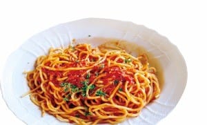 토마토와 다진 소고기로 맛을 낸 이탈리아 중부지방의 스파게티 