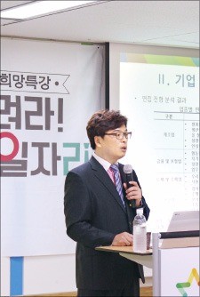 [한경미디어 뉴스룸-캠퍼스 잡앤조이] "주요기업 토익 관문 700점…직무 관련 자격증엔 가점"