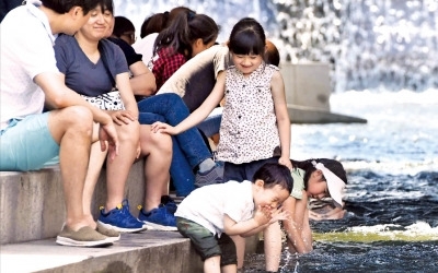 청계천에 발 담그니 더위 싹~