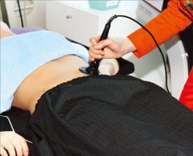 한 여성이 365mc 의료진에게 고주파를 활용한 지방흡입 시술을 받고 있다.  365mc 제공 