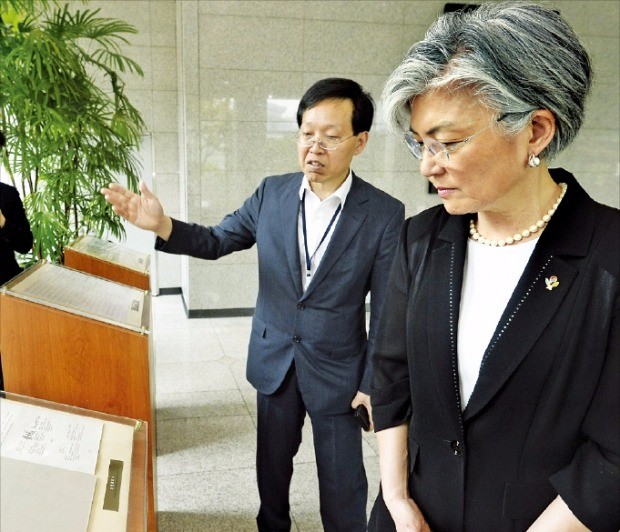 < 휴전협정서 바라보는 강 장관> 강경화 외교부 장관이 19일 서울 도렴동 외교부청사에서 열린 취임식을 마친 뒤 청사 내에 전시돼 있는 휴전협정서를 보고 있다. 연합뉴스