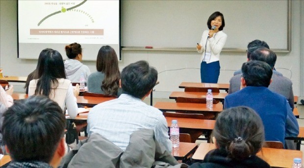 금융컨설팅업체 패러다임컨설팅의 부대표를 맡고 있는 최수연 숭실대 금융경제학과 겸임교수가 ‘미래 금융 리더’를 주제로 강의하고 있다. 숭실대 제공