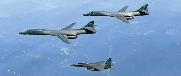 < 한반도 상공에 뜬 B-1B 폭격기 > 미국 공군 B-1B 전략 폭격기(위 두 비행기)가 20일 한반도 상공에서 한국 공군 F-15K 전투기의 엄호를 받으며 비행하고 있다. 공군 제공