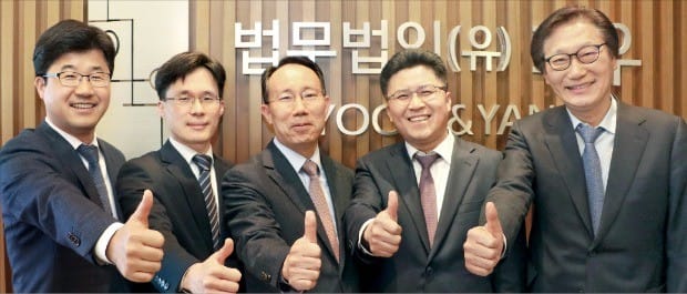 법무법인 화우 조세전문그룹의 정재웅(왼쪽부터), 김용택, 전오영(팀장), 전완규 변호사, 김요성 대표세무사.  화우 제공 