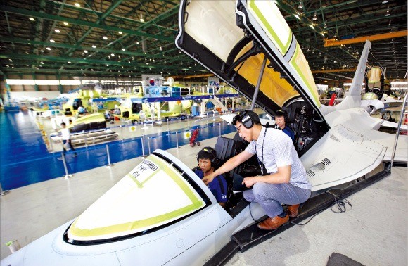 국방기술품질원 연구원들이 T-50 항공기의 성능을 확인하기 위해 품질검사를 하고 있다. 국방기술품질원  제공 