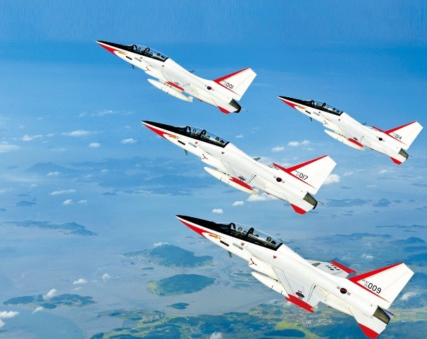  한국항공우주산업(KAI)이 생산하는 국산 초음속 고등훈련기(T-50)가 하늘을 날고 있다. 한경DB 