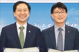 김기현 울산시장(왼쪽)과 김형배 에쓰오일 부사장. 