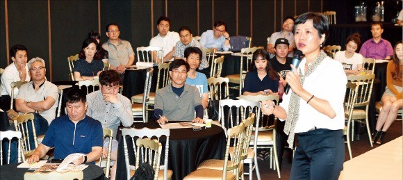 이경희 한국창업전략연구소장이 22일 ‘한경 성공 창업 강연회’에서 창업 전략을 제시하고 있다. 허문찬 기자 sweat@hankyung.com