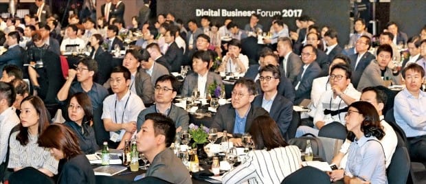 AT커니와 한국경제신문사가 공동 주최한 ‘디지털 비즈니스 포럼 2017’이 22일 서울 삼성동 그랜드인터컨티넨탈호텔에서 열렸다. 참석자들이 홍원표 삼성SDS 사장의 기조강연을 듣고 있다. 김범준 기자 bjk07@hankyung.com