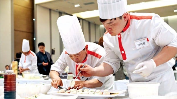 한화호텔앤드리조트 고객 임직원 소통대회 중 관람객이 직접 맛보고 현장투표로 최고 셰프와 요리를 선정하는 신메뉴 경진대회. 