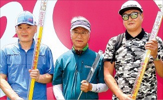 갤러리 퍼팅대회에서 입상한 2등 안정국(왼쪽부터), 1등 김산옥, 3등 윤상준 씨. 