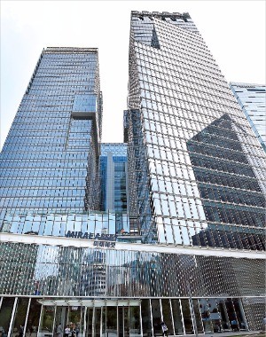 2010년 완공된 서울 중구 수하동 미래에셋 본사 센터원빌딩. 지상 36층 규모의 이 빌딩은 미래에셋 성공의 상징으로 자리잡았다. 허문찬 기자 sweat@hankyung.com