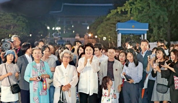 50년만의 청와대 앞길 산책…북악산 여름밤 즐긴 연인·가족