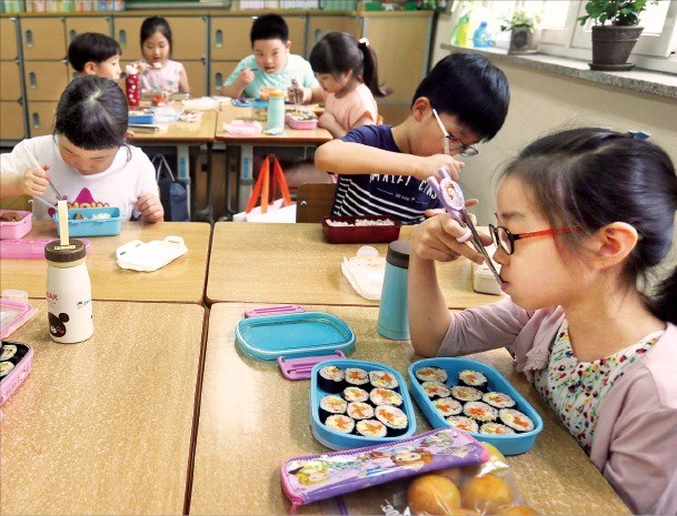 < 급식 대신 도시락 > 대전 샘머리초등학교 1학년 3반 학생들이 29일 학교 교실에서 급식 대신 집에서 준비해 온 도시락으로 점심을 먹고 있다. 연합뉴스