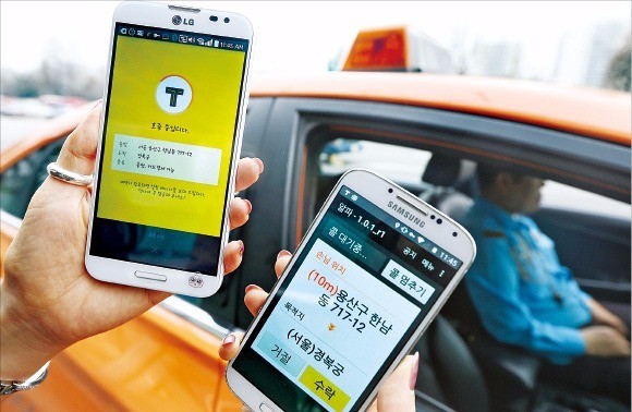 카카오택시 고객이 앱을 이용해 택시를 호출하고 있다. 한경DB