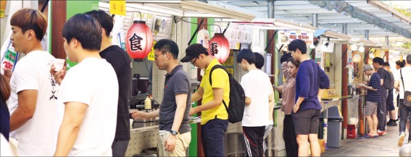 지난달 28일 낮 12시께 서울  노량진 ‘컵밥 거리’에서 공시족들이 간단히 끼니를 해결하고 있다. 