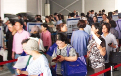 정부는 청약 열기 식히느라 '진땀'…시장은 분양권 잡으려고 '땀 뻘뻘'