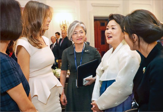 김정숙 여사가 29일(현지시간) 백악관 만찬을 마친 뒤 강경화 외교부 장관(가운데)과 함께 도널드 트럼프 미국 대통령의 부인 멜라니아 여사와 환담하고 있다. 이날 김 여사는 1981년 문재인 대통령과 결혼할 당시 친정어머니로부터 물려받은 옷감으로 지은 한복을 입었다.  워싱턴=허문찬 기자 sweat@hankyung.com