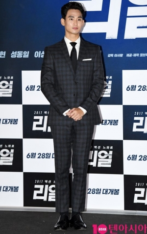 [TEN PHOTO]김수현 &#39;완벽한 수트핏&#39;
