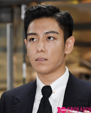 [TEN PHOTO]생각에 잠긴 빅뱅 탑