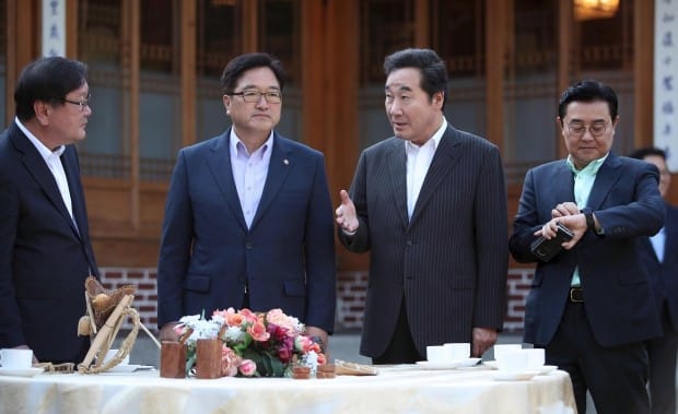 이낙연 국무총리가 5일 오전 서울 삼청동 총리공관에서 열린 고위 당정청 회의에서 더불어민주당 김태년 정책위의장(왼쪽부터), 우원식 원내대표와 얘기를 나누고 있다. 오른쪽은 청와대 전병헌 정무수석 /연합뉴스