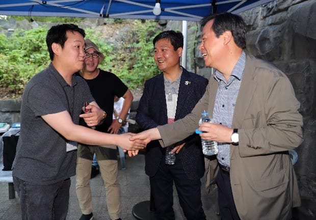 도종환 장관. 첫 행보로 젊은 예술인들 찾아