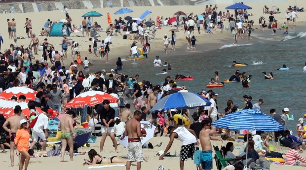 '후텁지근한 휴일' 더위 피해 해수욕장·피서지 인파