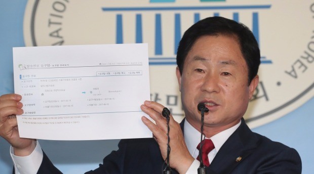 자유한국당 소속 국회 법제사법위원회 주광덕 의원이 18일 오후 국회 정론관에서 안경환 법무부 장관 후보자의 '몰래 결혼' 판결문의 입수경위에 관해 의정자료 전자유통 시스템을 통해 법원행정처에서 적법한 절차로 입수했다고 설명하고 있다. /연합뉴스
