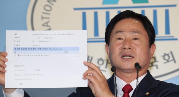 자유한국당 소속 국회 법제사법위원회 주광덕 의원이 18일 오후 국회 정론관에서 안경환 법무부 장관 후보자의 '몰래 결혼' 판결문의 입수경위에 관해 의정자료 전자유통 시스템을 통해 법원행정처에서 적법한 절차로 입수했다고 설명하고 있다. 연합뉴스