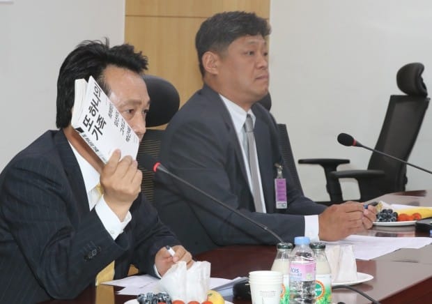 더불어민주당 안민석 의원(왼쪽)이 27일 오전 국회 의원회관에서 열린 최순실 재산몰수 특별법 추진 초당적 의원모임 출범식 및 최순실 일가 재산브리핑에 참석, 발언하고 있다. /연합뉴스